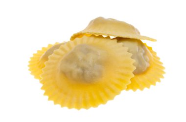 İtalyan mantısı beyaz arka planda izole edilmiş.