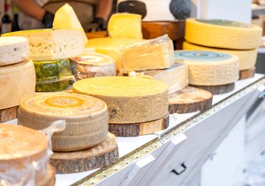 Verona İtalya 'da pazarda peynirler