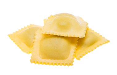 İtalyan mantısı beyaz arka planda izole edilmiş.