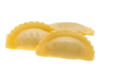 İtalyan mantısı beyaz arka planda izole edilmiş.