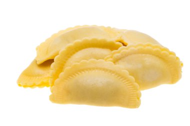 İtalyan mantısı beyaz arka planda izole edilmiş.