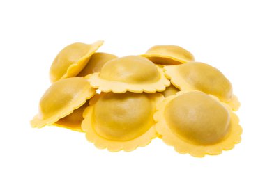 İtalyan mantısı beyaz arka planda izole edilmiş.