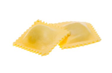 İtalyan mantısı beyaz arka planda izole edilmiş.