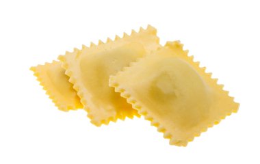 İtalyan mantısı beyaz arka planda izole edilmiş.