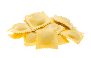 İtalyan mantısı beyaz arka planda izole edilmiş.