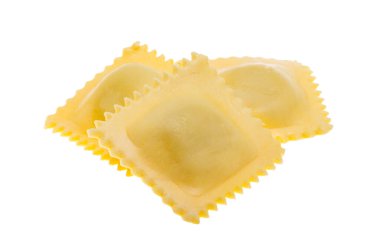 İtalyan mantısı beyaz arka planda izole edilmiş.