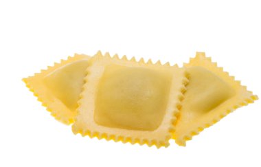 İtalyan mantısı beyaz arka planda izole edilmiş.