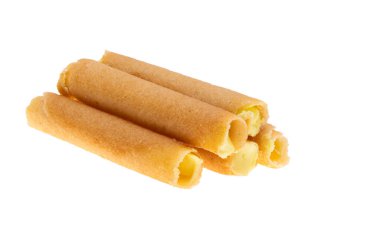 Beyaz arka planda limon kremalı waffle ruloları