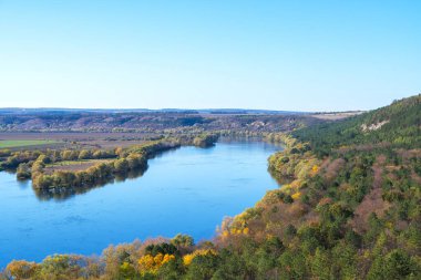 Güneşli bir günde Dinyester Nehri 'nin sonbahar manzarası