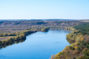 Güneşli bir günde Dinyester Nehri 'nin sonbahar manzarası