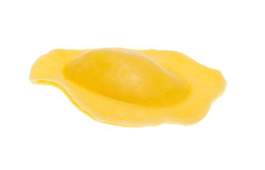 İtalyan mantısı beyaz arka planda izole edilmiş.