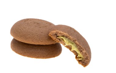 Beyaz arka planda fındık kremalı kurabiyeler