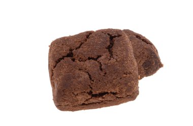 Kare çikolatalı kurabiyeler ve beyaz arka planda izole çikolatalar.