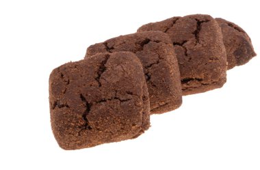 Kare çikolatalı kurabiyeler ve beyaz arka planda izole çikolatalar.