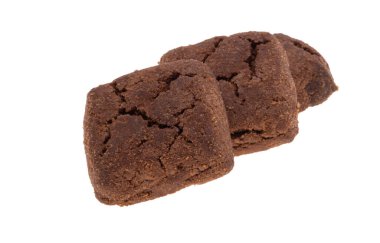 Kare çikolatalı kurabiyeler ve beyaz arka planda izole çikolatalar.