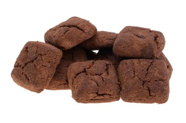 Kare çikolatalı kurabiyeler ve beyaz arka planda izole çikolatalar.