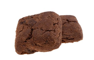 Kare çikolatalı kurabiyeler ve beyaz arka planda izole çikolatalar.