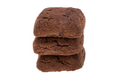 Kare çikolatalı kurabiyeler ve beyaz arka planda izole çikolatalar.