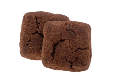 Kare çikolatalı kurabiyeler ve beyaz arka planda izole çikolatalar.