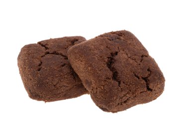 Kare çikolatalı kurabiyeler ve beyaz arka planda izole çikolatalar.