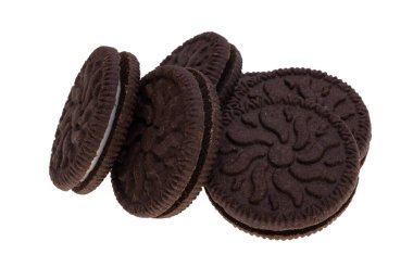 Beyaz arka planda çift çikolatalı kurabiye.