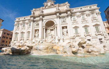 Roma 'daki Trevi Çeşmesi güneşli bir günde İtalya' da