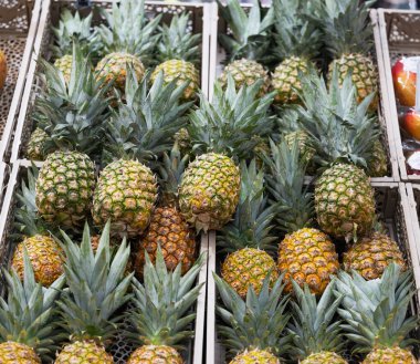 Marketteki ananas meyvelerinin arka planı