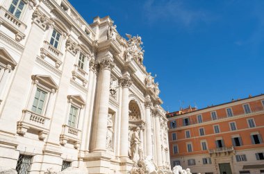 Roma 'daki Trevi Çeşmesi güneşli bir günde İtalya' da