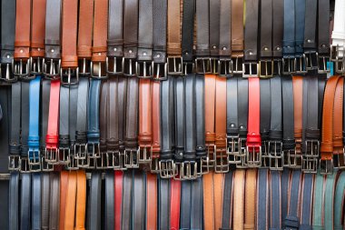 Piyasada bir sürü deri kemer var.