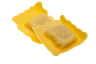 Beyaz arkaplanda izole edilmiş büyük İtalyan mantısı