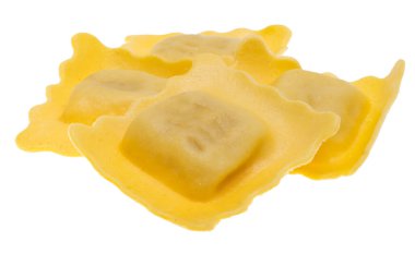 Beyaz arkaplanda izole edilmiş büyük İtalyan mantısı