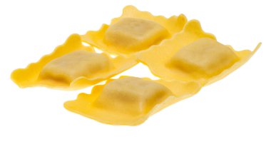 Beyaz arkaplanda izole edilmiş büyük İtalyan mantısı