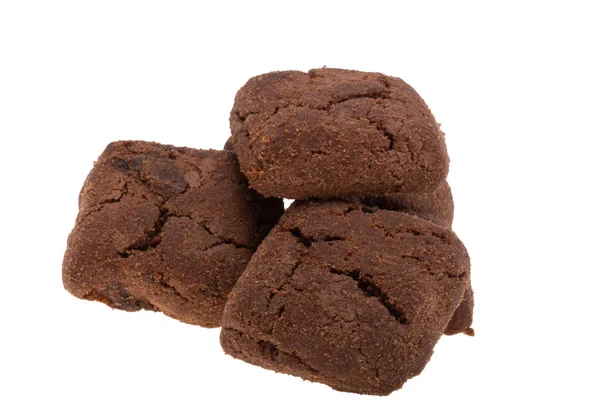 Kare çikolatalı kurabiyeler ve beyaz arka planda izole çikolatalar.