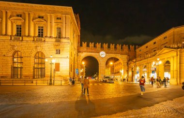Verona İtalya 'nın güzel akşam manzarası