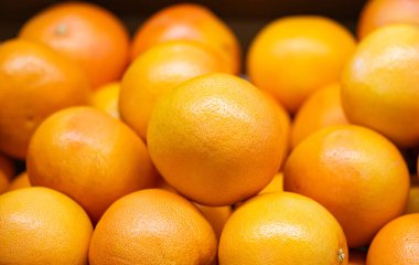 Bir dükkanda kabuklu portakal meyvesinin arka planı