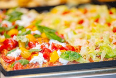 İtalyan pizzasının arka planı bir kafede