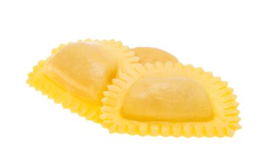 İtalyan mantısı beyaz arka planda izole edilmiş.