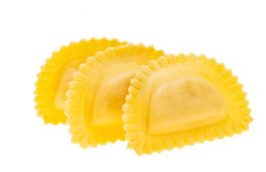 İtalyan mantısı beyaz arka planda izole edilmiş.