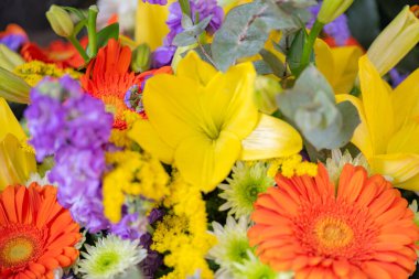 Dükkanda bir buket çiçek var.