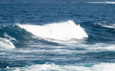 Atlantik okyanusunda güzel büyük dalgalar