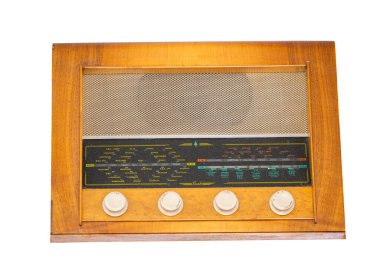 Retro radyo beyaz arkaplanda izole edildi
