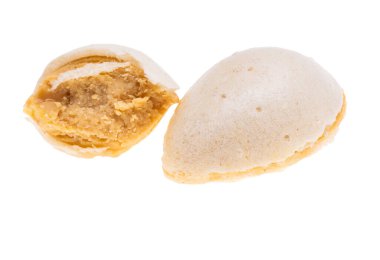 Beyaz arkaplanda İspanyol badem tatlısı