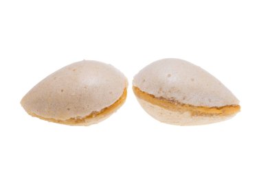 Beyaz arkaplanda İspanyol badem tatlısı