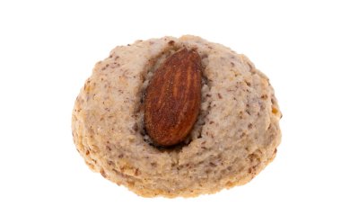 Beyaz arkaplanda izole edilmiş bademli çerezler