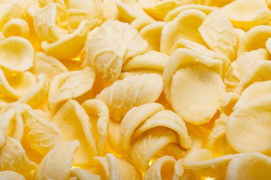 Beyaz arka planda izole edilmiş İtalyan makarnası