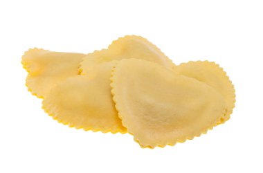 İtalyan mantısı beyaz arka planda izole edilmiş.