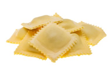 İtalyan mantısı beyaz arka planda izole edilmiş.