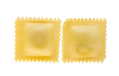 İtalyan mantısı beyaz arka planda izole edilmiş.