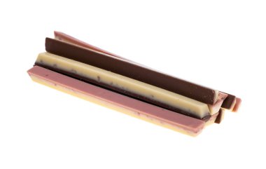 Beyaz arkaplanda izole çikolata çubukları
