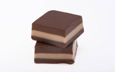 Beyaz arka planda izole çikolatalar